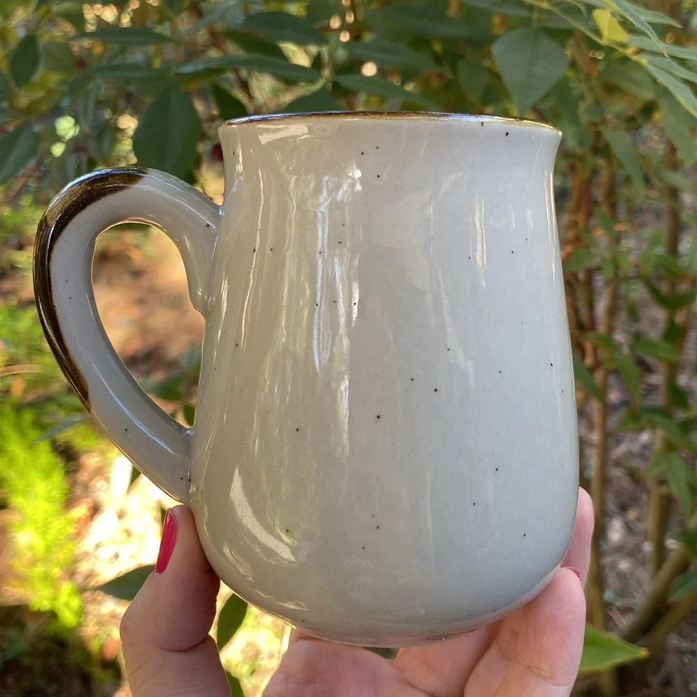 Set of 2 vintage stoneware mugs with floral hand painted designs - Picture 10 of 16